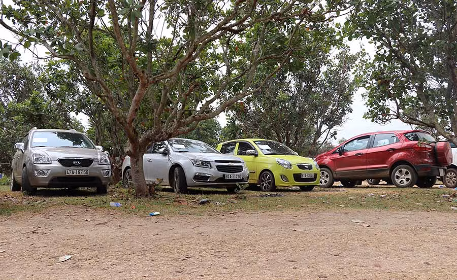  Mỗi khi dẫn được một xe ô tô chở đầy người tới sới bạc thì đối tượng cò mồi sẽ nhận được 500 ngàn đồng của Hùng Sida. Ảnh: Văn Ngọc