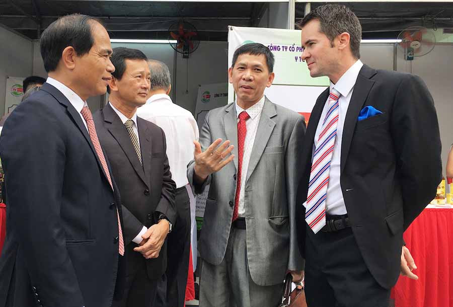  Lãnh đạo tỉnh trao đổi thông tin đầu tư với Đại sứ Cộng hòa Séc. Ảnh: KIM LINH