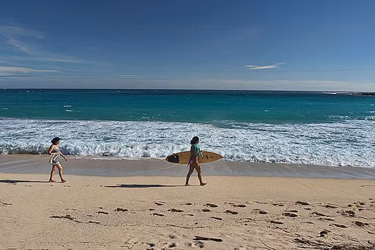 Bờ biển phía bắc Ilocos Norte cũng là nơi rất thích hợp để du khách tham gia trải nghiệm bộ môn lướt sóng hoặc lướt ván diều.