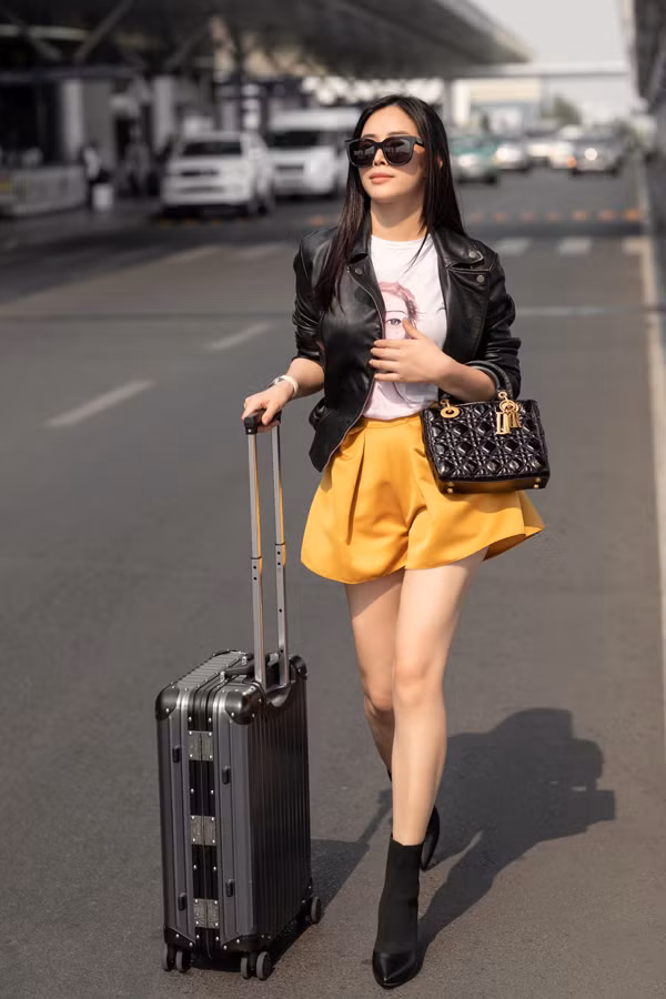  Bộ ảnh được thực hiện với sự hỗ trợ của nhiếp ảnh Chanh, stylist Thanh Trúc Trương, trang điểm Hoàng Hiển.