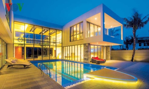 Ngôi nhà lung linh trong ánh đèn khi chiều buông. Ngôi nhà lung linh trong ánh đèn khi chiều buông.