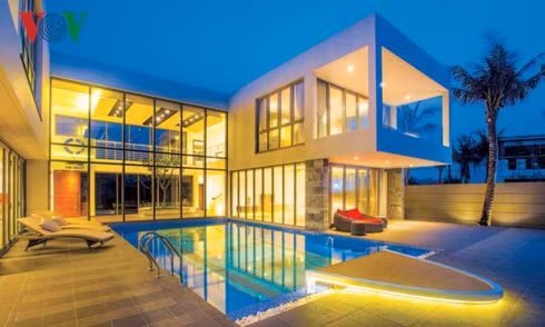 Ngôi nhà lung linh trong ánh đèn khi chiều buông.