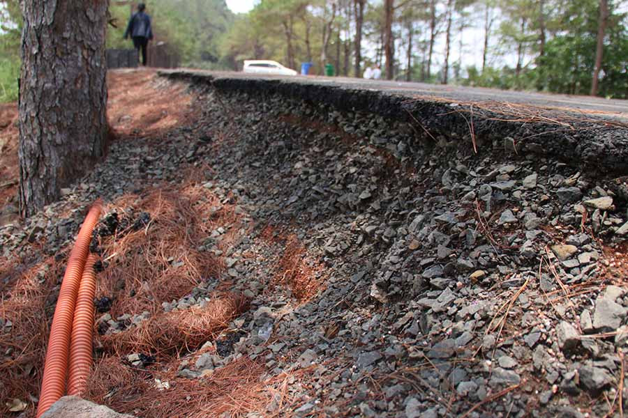 Phần taluy thuộc đường dẫn vào khu lâm viên Biển Hồ bị sạt, mất kết nối. Ảnh: G.N Phần taluy thuộc đường dẫn vào khu lâm viên Biển Hồ bị sạt, mất kết nối. Ảnh: G.N