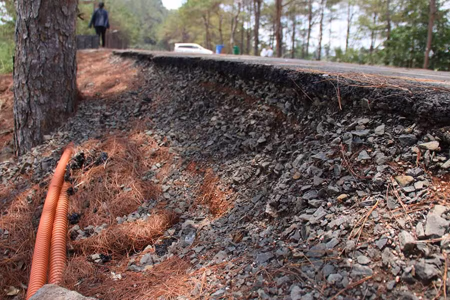 Phần taluy thuộc đường dẫn vào khu lâm viên Biển Hồ bị sạt, mất kết nối. Ảnh: G.N