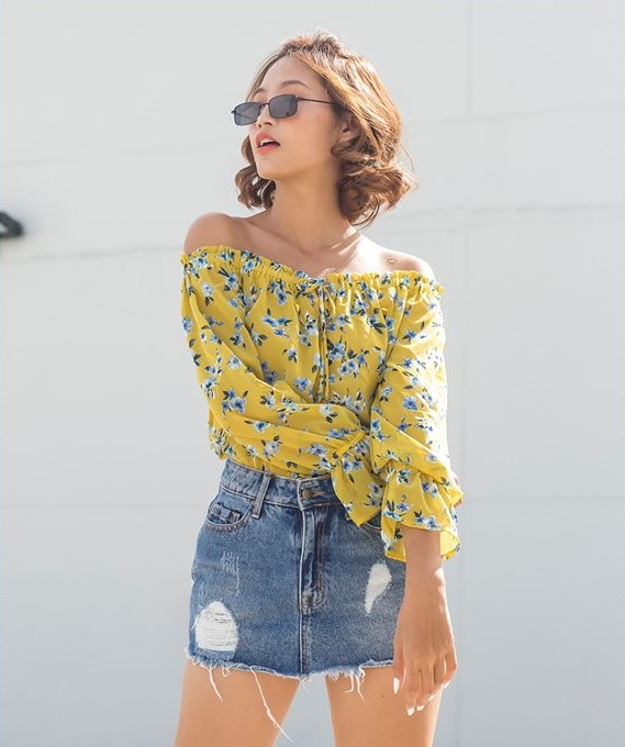 Đầu năm nay, sắc vàng được coi là xu hướng nổi bật nhất của thời trang đường phố. Chị em có thể diện áo trễ vai với họa tiết hoa lá bay bổng, tay áo loe nữ tính lại ngọt ngào. Đầu năm nay, sắc vàng được coi là xu hướng nổi bật nhất của thời trang đường phố. Chị em có thể diện áo trễ vai với họa tiết hoa lá bay bổng, tay áo loe nữ tính lại ngọt ngào.