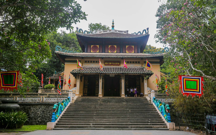 Đền thờ vua Hùng nằm cạnh quầy vé Thảo Cầm Viên (quận 1, TP HCM), do người Pháp xây dựng năm 1926. Công năng ban đầu của công trình là đền tưởng niệm những người Việt tử trận vì đi lính cho Pháp trong Thế chiến thứ nhất. Sau năm 1954, khi người Pháp rút khỏi Việt Nam, công trình được đổi tên thành đền Quốc Tổ Hùng Vương. Đền thờ vua Hùng nằm cạnh quầy vé Thảo Cầm Viên (quận 1, TP HCM), do người Pháp xây dựng năm 1926. Công năng ban đầu của công trình là đền tưởng niệm những người Việt tử trận vì đi lính cho Pháp trong Thế chiến thứ nhất. Sau năm 1954, khi người Pháp rút khỏi Việt Nam, công trình được đổi tên thành đền Quốc Tổ Hùng Vương.