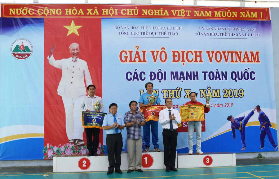 Ban tổ chức trao giải nhất, nhì, ba toàn đoàn cho các đơn vị. Ảnh: Hà Phương