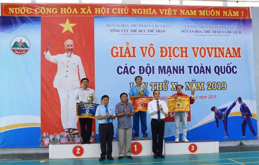 Ban tổ chức trao giải nhất, nhì, ba toàn đoàn cho các đơn vị. Ảnh: Hà Phương