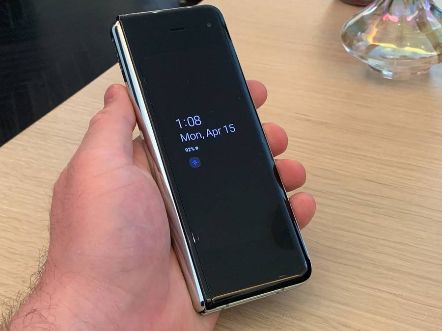 Màn hình ngoài trong trạng thái gập của Galaxy Fold Màn hình ngoài trong trạng thái gập của Galaxy Fold