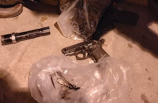 Các trinh sát Công an tỉnh Khánh Hòa thu giữ nhiều khẩu súng