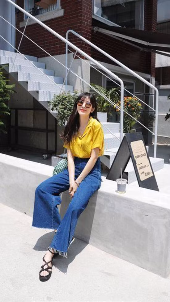 Quần jeans ống suông là trang phục khó lỗi mốt bởi sự đơn giản và tính tiện dụng cao trong việc mix-match trang phục. Quần jeans ống suông là trang phục khó lỗi mốt bởi sự đơn giản và tính tiện dụng cao trong việc mix-match trang phục.