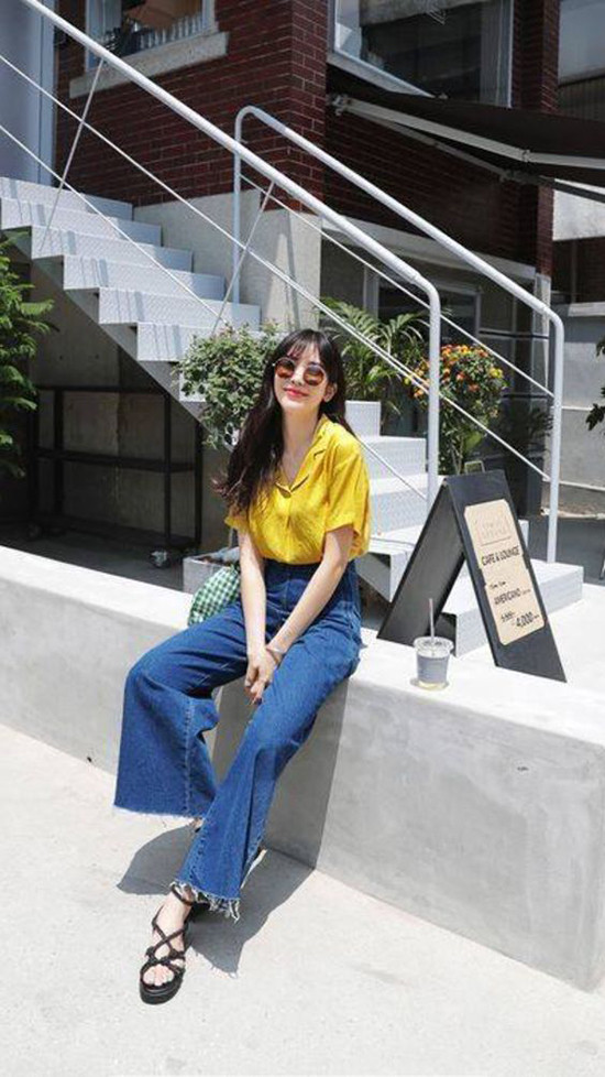 Quần jeans ống suông là trang phục khó lỗi mốt bởi sự đơn giản và tính tiện dụng cao trong việc mix-match trang phục.