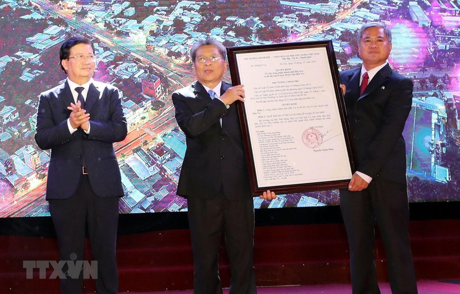  Phó Thủ tướng Trịnh Đình Dũng trao Quyết định của Thủ tướng Chính phủ công nhận thành phố Bến Tre là đô thị loại II trực thuộc tỉnh Bến Tre. (Ảnh: Trọng Đức/TTXVN)