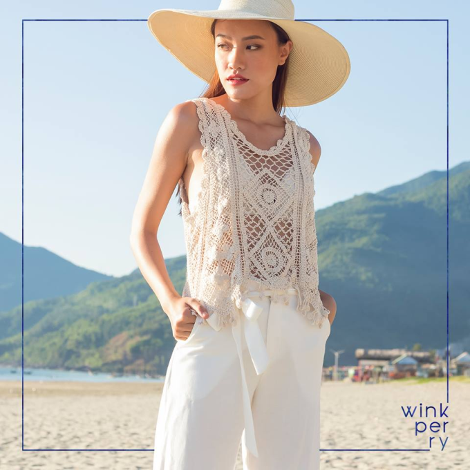 Thoải mái, không có nghĩa là xuề xòa và luộm thuộm, đó là sự chỉn chu nhưng tiện dụng, hợp thời trang và thời tiết. Bí quyết cho những cô nàng thích sự thoải mái trong ngày hè có thể kể tới: áo váy freesize, các loại chất liệu nhẹ thoáng và những cách phối đồ tinh tế, không quá cầu kỳ. Thoải mái, không có nghĩa là xuề xòa và luộm thuộm, đó là sự chỉn chu nhưng tiện dụng, hợp thời trang và thời tiết. Bí quyết cho những cô nàng thích sự thoải mái trong ngày hè có thể kể tới: áo váy freesize, các loại chất liệu nhẹ thoáng và những cách phối đồ tinh tế, không quá cầu kỳ.