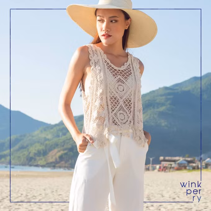 Thoải mái, không có nghĩa là xuề xòa và luộm thuộm, đó là sự chỉn chu nhưng tiện dụng, hợp thời trang và thời tiết. Bí quyết cho những cô nàng thích sự thoải mái trong ngày hè có thể kể tới: áo váy freesize, các loại chất liệu nhẹ thoáng và những cách phối đồ tinh tế, không quá cầu kỳ.