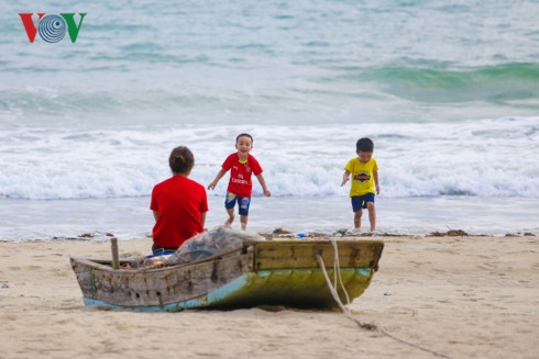 Ngoài các bãi tắm trên đảo lớn, đảo Cô Tô Con hay đảo Thanh Lân cũng sở hữu các bãi biển đẹp và hoang sơ với màu xanh của biển, của rừng hòa quyện