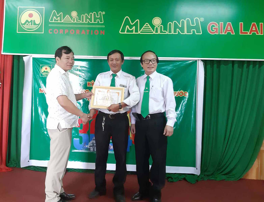 ông Đoàn Hữu Dũng trao giấy khen cho tài xế Cường. Ảnh: Anh Huy