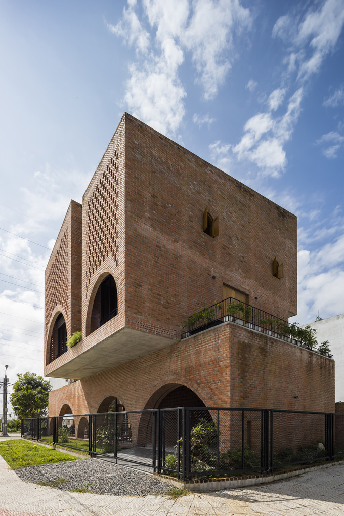 Vật liệu gạch nung miền Trung bao trùm toàn cả ngoại thất và nội thất, mang lại cảm giác mộc mạc, phù hợp với màu gỗ nâu cánh gián của đồng hồ cúc cu. Vật liệu gạch nung miền Trung bao trùm toàn cả ngoại thất và nội thất, mang lại cảm giác mộc mạc, phù hợp với màu gỗ nâu cánh gián của đồng hồ cúc cu.