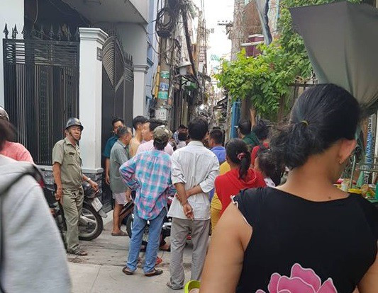  Rất đông người dân tập trung quanh khu vực xảy ra vụ án mạng