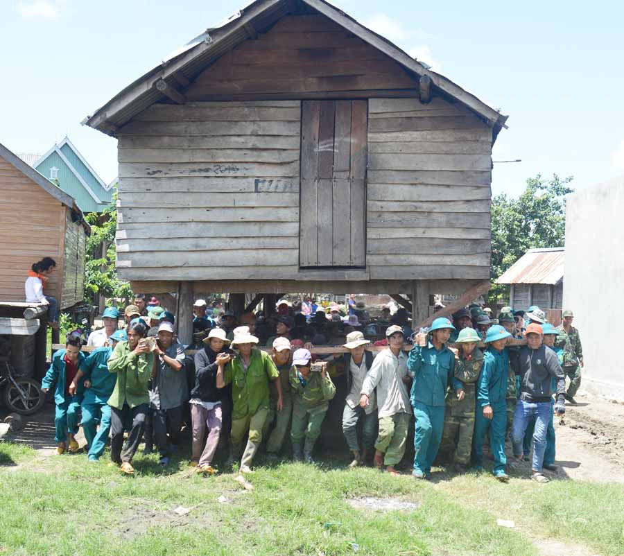 Bộ đội giúp dân làng Bi Yông (xã Pờ Tó, huyện Ia Pa) di dời nhà ở. Ảnh: A.H