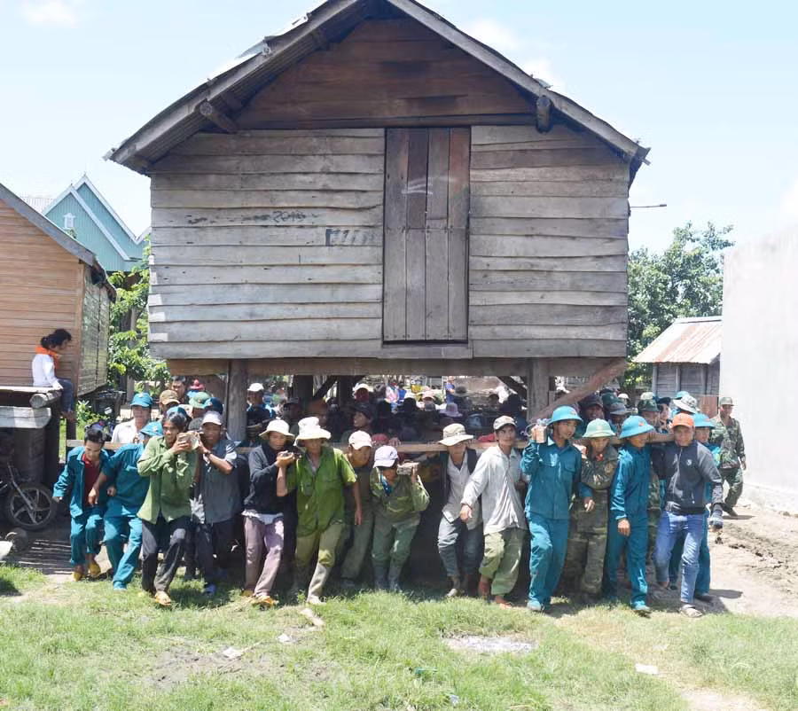 Bộ đội giúp dân làng Bi Yông (xã Pờ Tó, huyện Ia Pa) di dời nhà ở. Ảnh: A.H