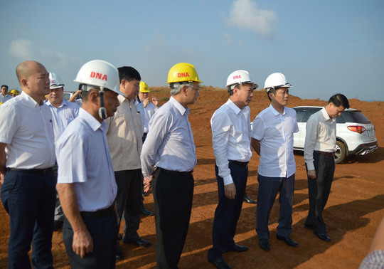 Bộ trưởng Trần Tuấn Anh (thứ 2 từ phải sang) thị sát khu vực khai thác quặng bauxite