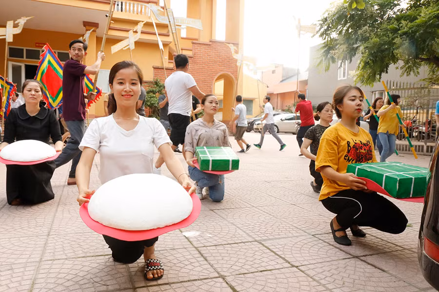 Đoàn nghệ sĩ tỉnh luyện tập cảnh múa “Phong Châu mở hội” trong chương trình diễn xướng dân gian..