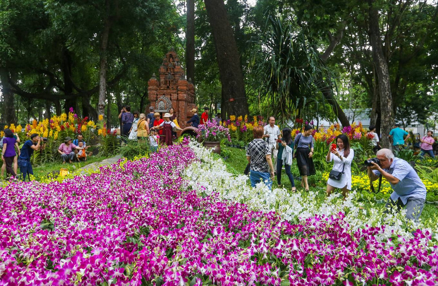  Lễ hội hoa lan đầu tiên của TP HCM được khai mạc ngày 27/4 tại công viên Tao Đàn. Diện tích trưng bày hoa khoảng 10 ha, chia thành 19 tiểu cảnh với chủ đề “Sắc màu nhiệt đới”.
