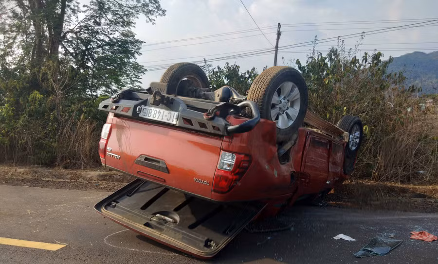 Xe ô tô bán tải bị lật. Ảnh: Nguyễn Tú