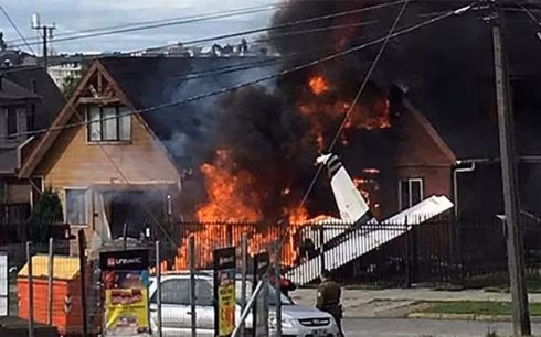  Chiếc máy bay rơi trúng 1 nhà dân, làm 6 người thiệt mạng. Ảnh: Reuters