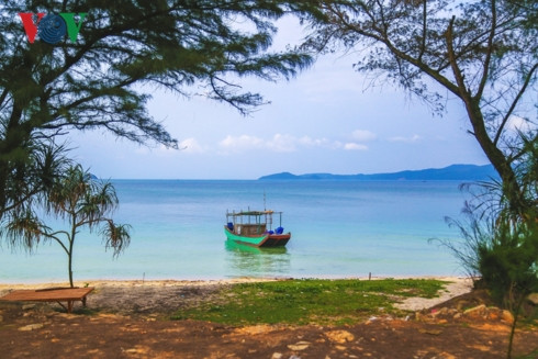 Cô Tô sở hữu vẻ đẹp tự nhiên, quyến rũ với những bãi biển hoang sơ trải dài, với làn nước biển trong xanh màu ngọc bích và cuộc sống người dân đảo yên bình với những chuyến đi biển đầy cá tôm.