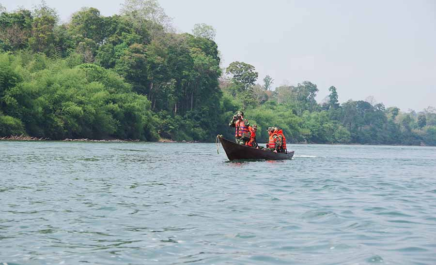  Cán bộ Đồn Biên phòng Ia Chía (huyện Ia Grai) tuần tra trên sông. Ảnh: P.D