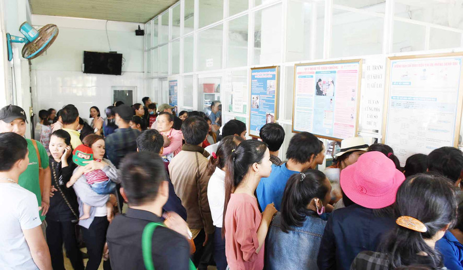 Lượng người rất đông chật kín tại trung tâm. Ảnh: Hà Phương