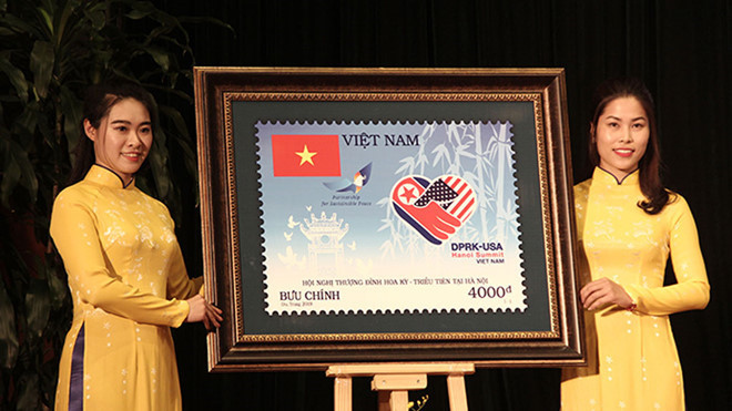Phát hành bộ tem “Chào mừng Hội nghị thượng đỉnh Mỹ - Triều Tiên” tại Trung tâm báo chí quốc tế Phát hành bộ tem “Chào mừng Hội nghị thượng đỉnh Mỹ - Triều Tiên” tại Trung tâm báo chí quốc tế
