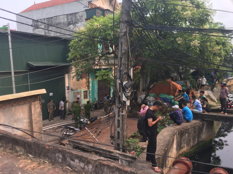 Lực lượng chức năng phong tỏa lối vào hiện trường vụ cháy  Lực lượng chức năng phong tỏa lối vào hiện trường vụ cháy