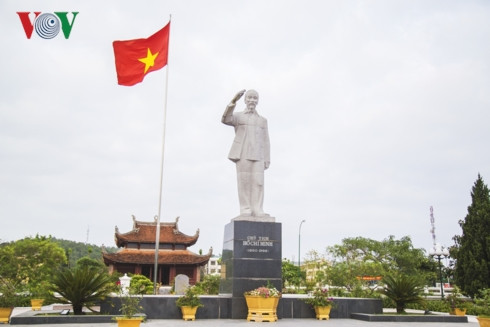  Khu Di tích lưu niệm Bác Hồ trên đảo là điểm đến đặc biệt ý nghĩa. Năm 1961, Bác Hồ đã đến thăm Cô Tô và đây là nơi duy nhất Người đồng ý cho dựng tượng lúc sinh thời.