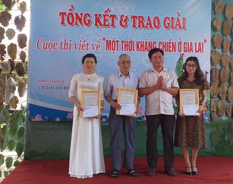 Tổng Biên tập Báo Gia Lai trao giải cho các tác giả đạt giải ba. Ảnh: Anh Huy Tổng Biên tập Báo gia lai trao giải cho các tác giả đạt giải ba. Ảnh: Anh Huy