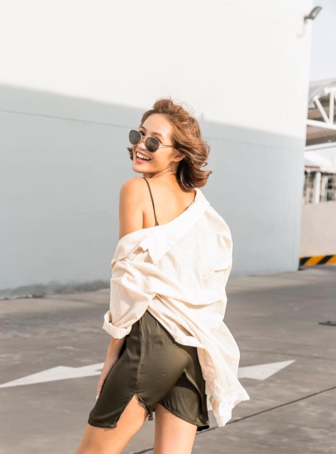 Váy lụa freesize kết hợp cùng sơ mi rộng giúp người mặc thoải mái khi hoạt động mà vẫn giữ được nét trẻ trung. Chị em có thể khoe khéo nét quyến rũ mà vẫn kín đáo, thanh lịch.  Váy lụa freesize kết hợp cùng sơ mi rộng giúp người mặc thoải mái khi hoạt động mà vẫn giữ được nét trẻ trung. Chị em có thể khoe khéo nét quyến rũ mà vẫn kín đáo, thanh lịch.