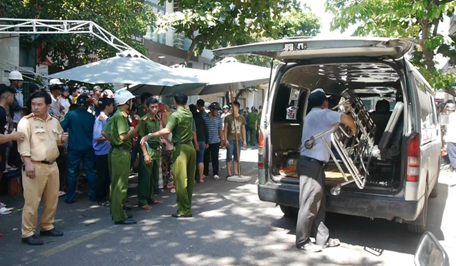 Hiện trường vụ tai nạn xe lexus lao vào đám tang ở phố biển Quy Nhơn. Ảnh: V.T.