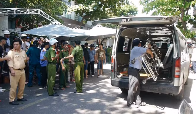 Hiện trường vụ tai nạn xe lexus lao vào đám tang ở phố biển Quy Nhơn. Ảnh: V.T.