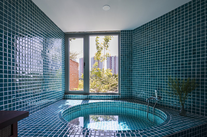 Phòng tắm mát xa trên tầng cao, hướng ra không gian xanh bên ngoài. Phòng tắm mát xa trên tầng cao, hướng ra không gian xanh bên ngoài.