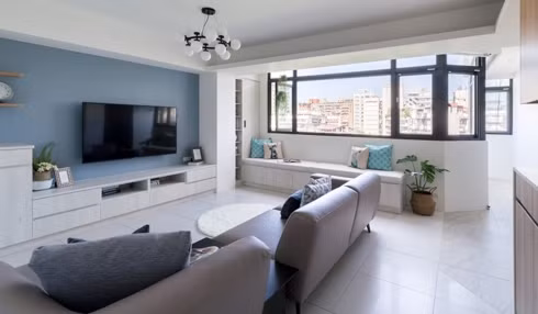 Có lợi thế về tầm nhìn cao và rộng nên chủ nhân căn hộ đã trổ một cửa sổ lớn ngay đối diện cửa ra vào.