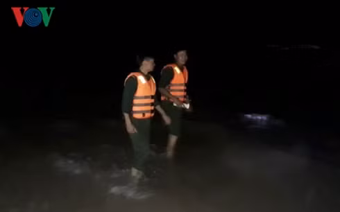 Đồn Biên phòng cửa khẩu cảng Chân Mây huy động phương tiện tìm kiếm nạn nhân mất tích.