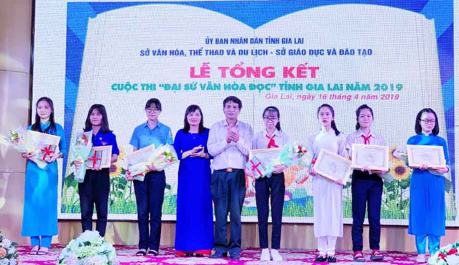 Trao giải nhất cho các cá nhân xuất sắc. Ảnh: Hoàng Ngọc Trao giải nhất cho các cá nhân xuất sắc. Ảnh: Hoàng Ngọc