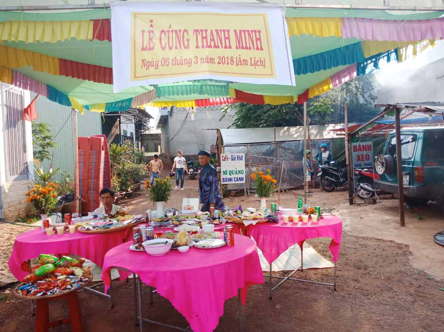 Cúng thanh minh ở một khu dân cư trên địa bàn TP. Pleiku. Ảnh: Đ.P Cúng thanh minh ở một khu dân cư trên địa bàn TP. Pleiku. Ảnh: Đ.P