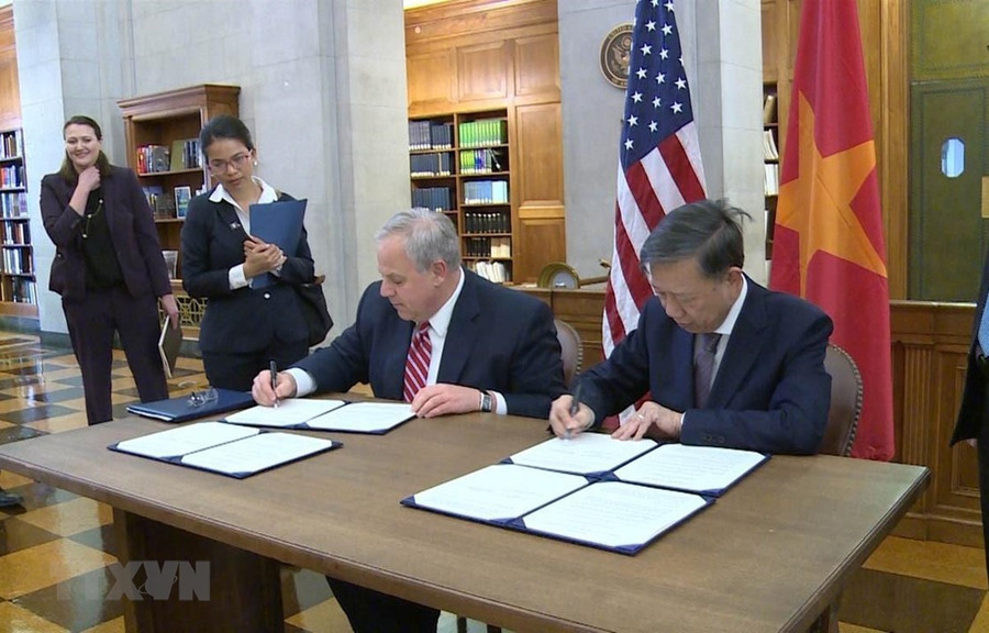 Bộ trưởng Tô Lâm và Bộ trưởng Davis Bernhardt ký Bản ghi nhớ về chống mua bán trái phép động, thực vật hoang dã giữa Bộ Công an Việt Nam và Bộ Nội vụ Hoa Kỳ. (Ảnh: TTXVN) Bộ trưởng Tô Lâm và Bộ trưởng Davis Bernhardt ký Bản ghi nhớ về chống mua bán trái phép động, thực vật hoang dã giữa Bộ Công an Việt Nam và Bộ Nội vụ Hoa Kỳ. (Ảnh: TTXVN)