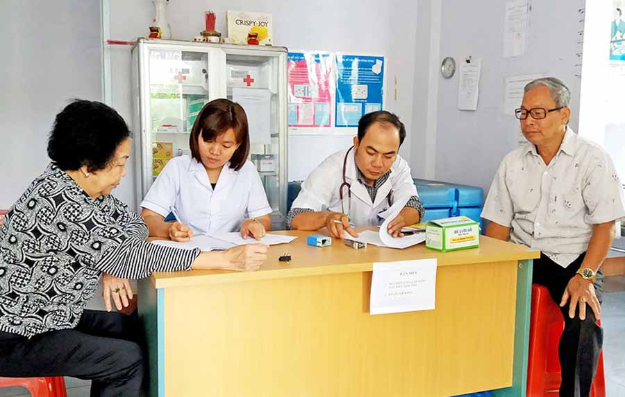  Y-bác sĩ Trạm Y tế phường Thống Nhất (TP. Pleiku) tư vấn sức khỏe cho người dân. Ảnh: N.N