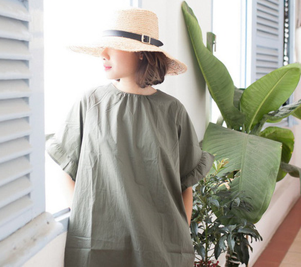 Hải Minh trong thiết kế áo và nón cói từ những chất liệu thời trang bền vững của cô - Ảnh: L.I. Hải Minh trong thiết kế áo và nón cói từ những chất liệu thời trang bền vững của cô - Ảnh: L.I.