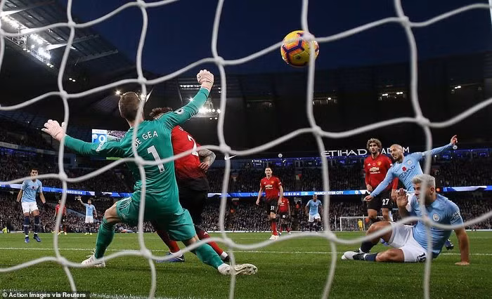 Man City (bìa phải) sẽ gây sức ép liên tục lên khung thành của thủ môn David De Gea - Ảnh: AFP