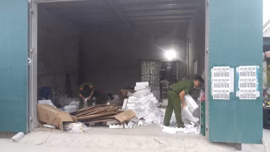  Cơ quan công an khám xét kho hàng cất giữ ma túy
